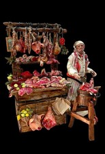 Macellaio con banco carni -